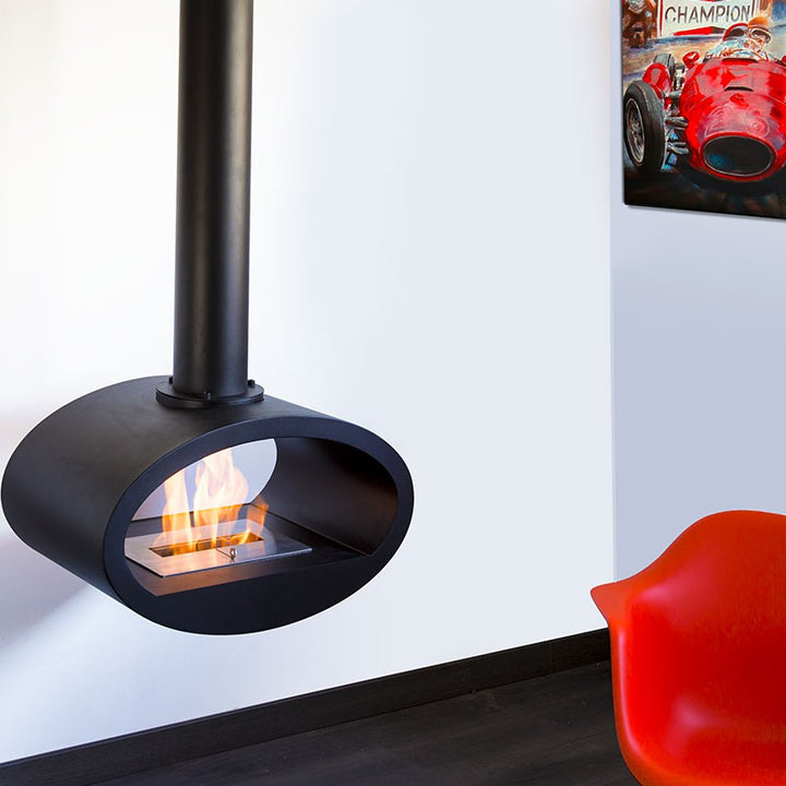 bioethanol-haengekamin-deckenmontage-ellipse-2side-ethanol-kamin-decke-schwarz-mit-flammen-modernes-wohnzimmer-vor-weisser-wand-seitlich